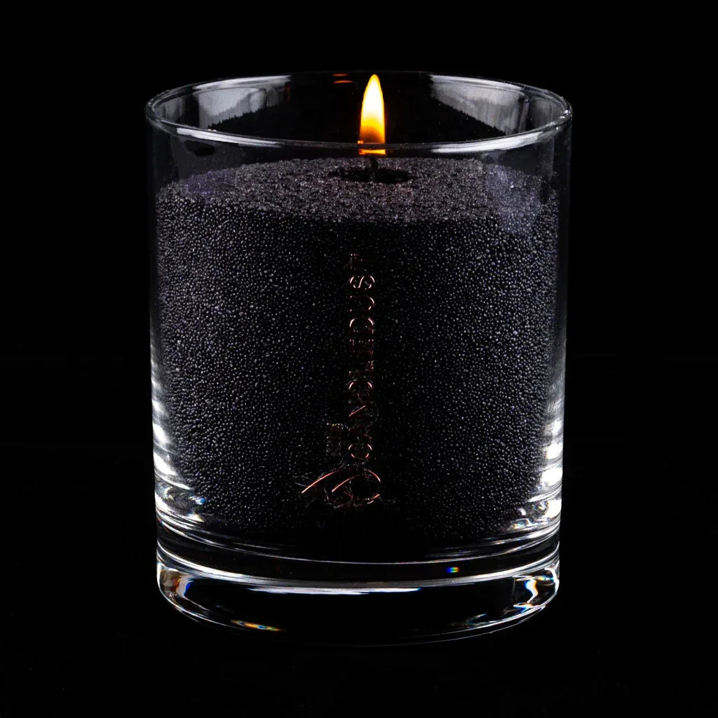 Idées cadeaux bougie décorative Candledust allumée, couleur noire, parfaite pour créer une ambiance chic et sophistiquée à la maison.